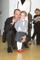 Jedn�m z rodi��, kte�� budou nav�t�vovat na Lu�in�ch nov� otev�en� Centrum p��e o rodinu a d�t� s hernami, t�locvi�nou a baz�ny, je i moder�tor Jan Kova��k s dcerkou Ka�enkou