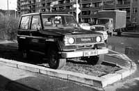 Parkov�n� je trvalou bolest� nejen s�dli�� v Praze 13, ale cel�ho hlavn�ho m�sta. �idi� z Velk� Ohrady usoudil, �e ter�nn� auta mohou parkovat na tr�vn�c�ch.