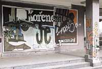 Vchod do Z� Kuncova. Mezi sprjery se v�dy najde dost ubo��k� - toy�, kte�� p�est��kaj� kvalitn� piece sv�mi tagy.