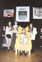 Miss 13 Prahy 13 usedla na sv�j tr�n v doprovodu prvn� a druh� vicemiss 