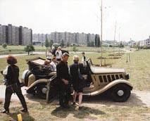 Na z�v�r odvezly velvyslance historick� pragovky z muzea Emila P��hody do klubu H�jek na mal� koncert a v�stavu projekt� Prahy 13