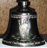 Zvon darovala pan� Tom�kov�-Dyttrychov�.
