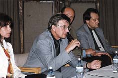 Ministr Zeman zodpov�d�l p�i besed� s pedagogy a rodi�i mno�stv� dotaz�.