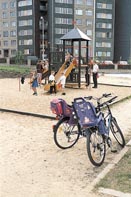 Prostranstv� mezi panel�ky o�ivuj� krom� zelen� i pestr� d�tsk� h�i�t�