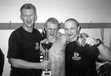 'Vnon veer bojovnk', Lucerna 30. 12. 1999. Mistr esk republiky v MUTAY-THAI ve vze - 72,57 kg. Zleva: Martin Kubelbeck - pomocn trenr, Jan Slma, Jan Vvra - trenr