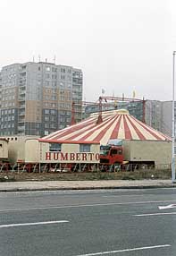 Cirkus pinese do sdlit radost i nezvykl barvy.