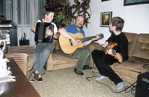 Muzika pat k jejich rodinnmu ivotu. Petr Bratsk se syny Petrem (kytara) a Pavlem (akordeon)