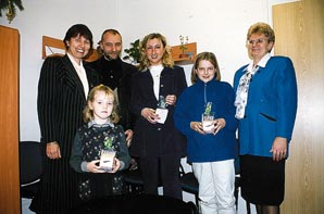 Listopadovmi vherci t drobnch cen se stali Pavla Vlaskov, Andrea Ncovsk a Lubo Plecit, kterm pedaly drkov balky Mgr. Gabriela Bezdkov a Dana Gregorov z firmy ANIKA - kosmetick ppravky.