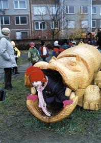 Hrochovi z tlamy vyl�z� Ane�ka Z�kop�an�kov�.