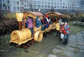 'U� kdy� �emesln�ci vl��ek montovali, d�ti byly nalepen� na okn� do zahrady a vym��lely, kdo bude kde sed�t,' sm�je se pan� �editelka.