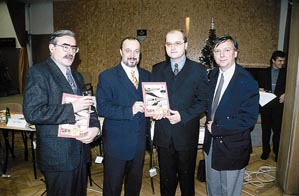 Zleva: Pavel Augusta - editor knihy, starosta, far��, Milan Pol�k - vydavatel