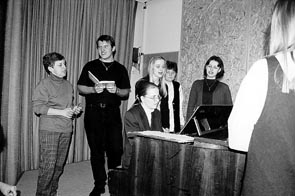 V�t�zov� minul�ho ro�n�ku Butovick�ho zvone�ku Michal Lieberzeit (se zp�vn�kem) a Helena Vajdlov� (zcela vpravo)