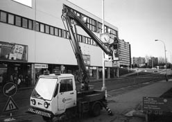 Technici instaluj� hodiny u obchodn�ho centra Luka