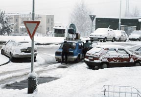Majitel� zejm�na star��ch automobil� museli ob�as ke ko�sk�m sil�m pod kapotou p�idat i vlastn� pohon