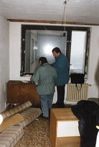 Exekutor se domlouv s neplatikou, kter vci budou pevezeny do ubytovny a kter radji rovnou na skldku