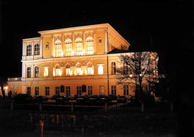 Pal�c �of�n na Slovansk�m ostrov� najdete p�r krok� od N�rodn�ho divadla