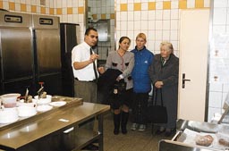 V posledn�m prosincov�m kole sout�e z�skali t�i men�� ceny Maria �agalov� a V�ra Uiberlayov� z Lu�in a Vladim�r Henkl z Velk� Ohrady. Ze v�ech spr�vn�ch odpov�d� je vylosoval Karel Suk, �editel zli��nsk� restaurace McDonald's, kter� jim po prohl�dce z�zem� podniku a nahl�dnut� 'pod pokli�ku' p��pravy nejen obl�ben�ch hamburger� p�edal pouk�zky na ob�erstven� v hodnot� 300 K�.