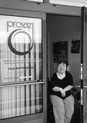 Iveta Pe�kov� (ve dve��ch klubu AUTONOMIA, kter� si z��dili sami posti�en�) se narodila v roce 1961. Vystudovala SE� a za�ala pracovat v Jedli�kov� �stavu. Po roce 1989 se v�znamnou m�rou pod�lela na vzniku ob�ansk�ch sdru�en� zdravotn� posti�en�ch. U� 10 let je p�edsedkyn� jednoho z nich - Prosazu. Za svou ne�navnou a ob�tavou pr�ci p�evzala v roce 1997 z rukou prezidenta republiky Cenu V�boru dobr� v�le - Nadace Olgy Havlov�.