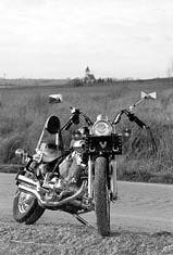 Motork��i jsou zvl�tn� kastou. Nap��klad p��znivci legend�rn�ch Harley-Davidson�, kte�� jsou ob�as vid�t i v na�ich ulic�ch a tak� um� nad�lat spoustu r�musu, v�ak maj� svou stavovskou �est. N�kter�m zdivo�el�m motokrosa��m zjevn� chyb�.