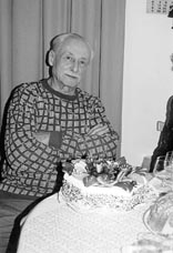 I v 80 letech si Pravomil Raichl udr�uje smysl pro humor. 'J� j�m te� tolik pr�k�, �e nepot�ebuju moc j�dla,' ��k� nad narozeninov�m dortem.