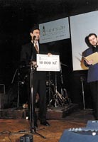 Hlavn� cenu sout�e p�edal v�herci Jaroslavu Hebk�mu z Lu�in za spole�nost Pra�sk� slu�by obchodn�-ekonomick� �editel Martin Soml�