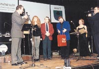 Kosmetiku v hodnot� 7000 K� jako �tvrtou cenu p�ed�val Miroslav Laga (zcela vlevo) za spole�nost Wella cz