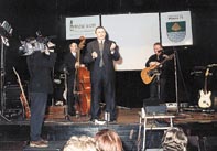 Z�stupce starosty Karel Mozr zda�ile imituje Lu�ka Sobotu p�i sc�nce se za��v�n�m pono�ky