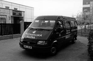 Automobil 'Kub��ek' se speci�ln� �pravou pro p�evoz voz��k��� slou�� p�edev��m pe�ovatelsk� slu�b� Prahy 13 ji� p�es 3 roky. Foto: -plk-