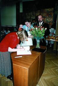 Slavnostn� z�pis do knihy p�i v�t�n� ob��nk� v p�tek 9. b�ezna