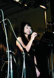 Pr�vodkyn� ve�erem byla Petra Zaj��kov�, moder�torka r�dia Zlat� Praha