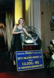 Do tomboly v�novalo hodnotn� ceny mnoho sponzor� a tak si je z plesu odn�ely des�tky v�herc�