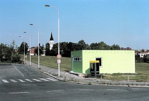 Klub, který nyní provozuje Občanské sdružení Cesta, se nachází v ul. Oistrachova, na konečné zastávce autobusů (poblíž stanice metra Luka)