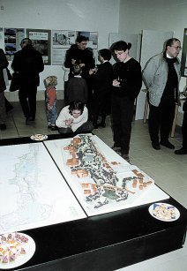 Nvtvnci si prohl plastick model nvrhu Centrlnho parku z 80. let
