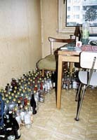 Sb�rka vypit�ch lahv� d�vala tu�it, co stoj� za osudem rodiny.
