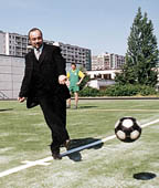 Fotbalov� h�i�t� otev�el starosta slavnostn�m v�kopem