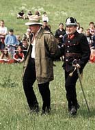 etnk z prvn republiky odvd zadrenho zlodje pi jedn z hranch scnek z historie na policie