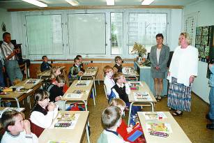 V Z� "Mal�" Tr�vn��kova 1746 na Lu�in�ch letos nastoupilo 40 prv���k�. Na sn�mku �editelka Mgr. V�nceslava Hanzl�kov� (v b�lomodr�m) s t��dn� u�itelkou Mgr. Evou Kuncovou v�taj� 1.B.