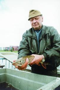 Mezi odchovanou n�sadou se najdou i p�kn� �tiky, dost kapr�-mack�, p�edloni vyt�hli i mal�ho kanadsk�ho sumce.