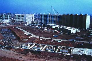 Celkov� pohled na druh� rondel Lu�in - dnes Bellu�ova a Ne�stupn�ho - v r. 1982