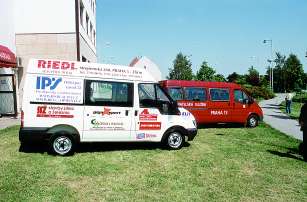 Speci�ln� vozy St�ediska soci�ln�ch slu�eb. �erven� Ford Tranzit slou�� pro p�epravu voz��k��� ji� p�es t�i roky, nov� b�l� teprve �ek� na mont� speci�ln�ho za��zen�. Foto: -plk-