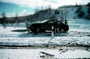 Minul� zima zasko�ila �idi�e mercedesu, kter� u sjezdu z plze�sk� d�lnice na Stod�lky "sest�elil" dopravn� ukazatel. Foto: -plk-