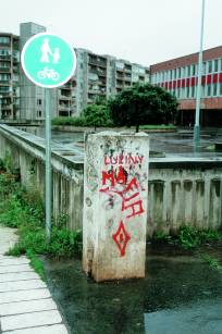 Cenn� p�skovcov� obelisk p�ed FZ� Brdi�kova je v�n� po�kozen vsakuj�c�mi se barvami