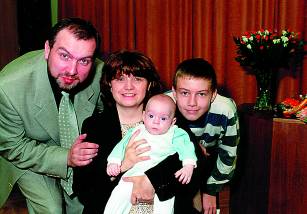 Rodinn� foto z v�t�n� ob��nk� v ob�adn� s�ni radnice t�in�ctky