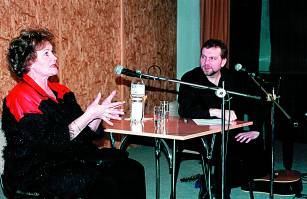 B�ezen 2000: V klubu H�jek usedla do k�esla pro hosta here�ka V�ra Galat�kov�, kter� tak� poch�z� z Vala�ska. Jirka B�ez�k v roli moder�tora.