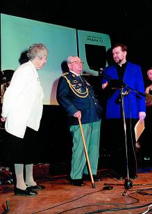 Leden 2001: Jako moder�tor galave�era k 10 let�m STOPu Ji�� B�ez�k zpov�dal i �estn� ob�any Prahy 13 - letce gener�la Franti�ka Pe�inu a odboj��ku Hildu Hojerovou-�ih�kovou.