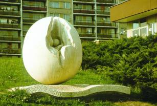 "Rodina" sochae Milana Vchy ped zdravotnm stediskem ve Stodlkch