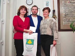 CD s fotografi� a podpisem Hanky Zagorov� osobn� p�edal Ji�� B�ez�k Ludmile �imkov� z Velk� Ohrady (vlevo) a Iren� Tom�kov� z Lu�in. T�et� v�herkyn� - Hana �ezn��kov� z Nov�ch Butovic si vyzvedla cenu pozd�ji.