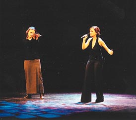 P�sn� i moder�to�i byli na netradi�n�m koncertu simult�nn� tlumo�eni do znakov�ho jazyka (Foto: V�clav Rout)