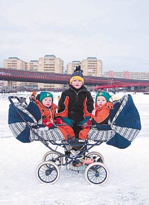 Zamrzl� hladina rybn�k� v Centr�ln�m parku l�k� k zimn�m radov�nk�m. Ty samoz�ejm� nemohou vynechat ani ti nejmen��. Na sn�mku ratolesti rodiny �truncovy z Nov�ch Butovic.