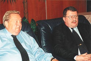 Reprezentuje esk fotbal i na mezinrodnm poli. Na snmku s prezidentem evropsk fotbalov asociace (UEFA) Lennartem Johanssonem.